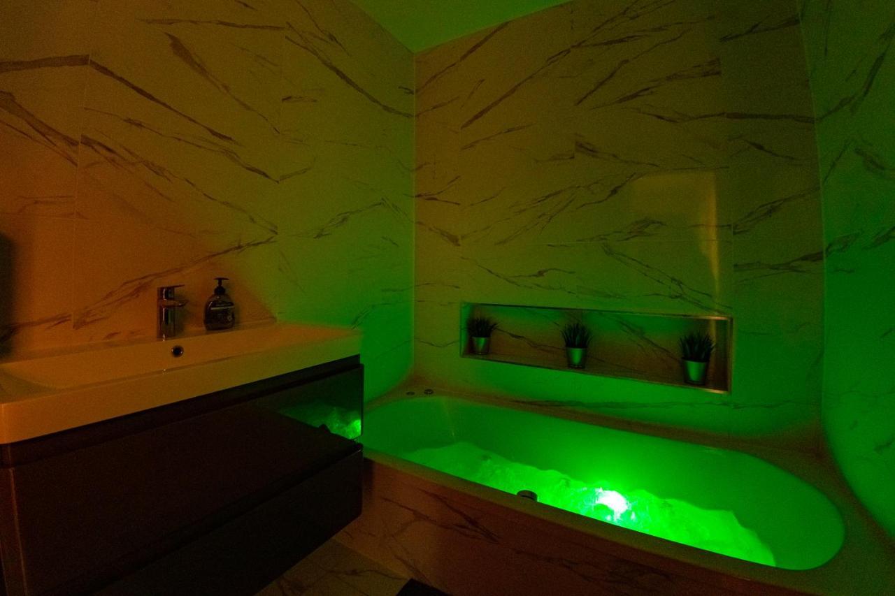 Bonneville House, Private Jacuzzi And Modern Interior Casa vacanze